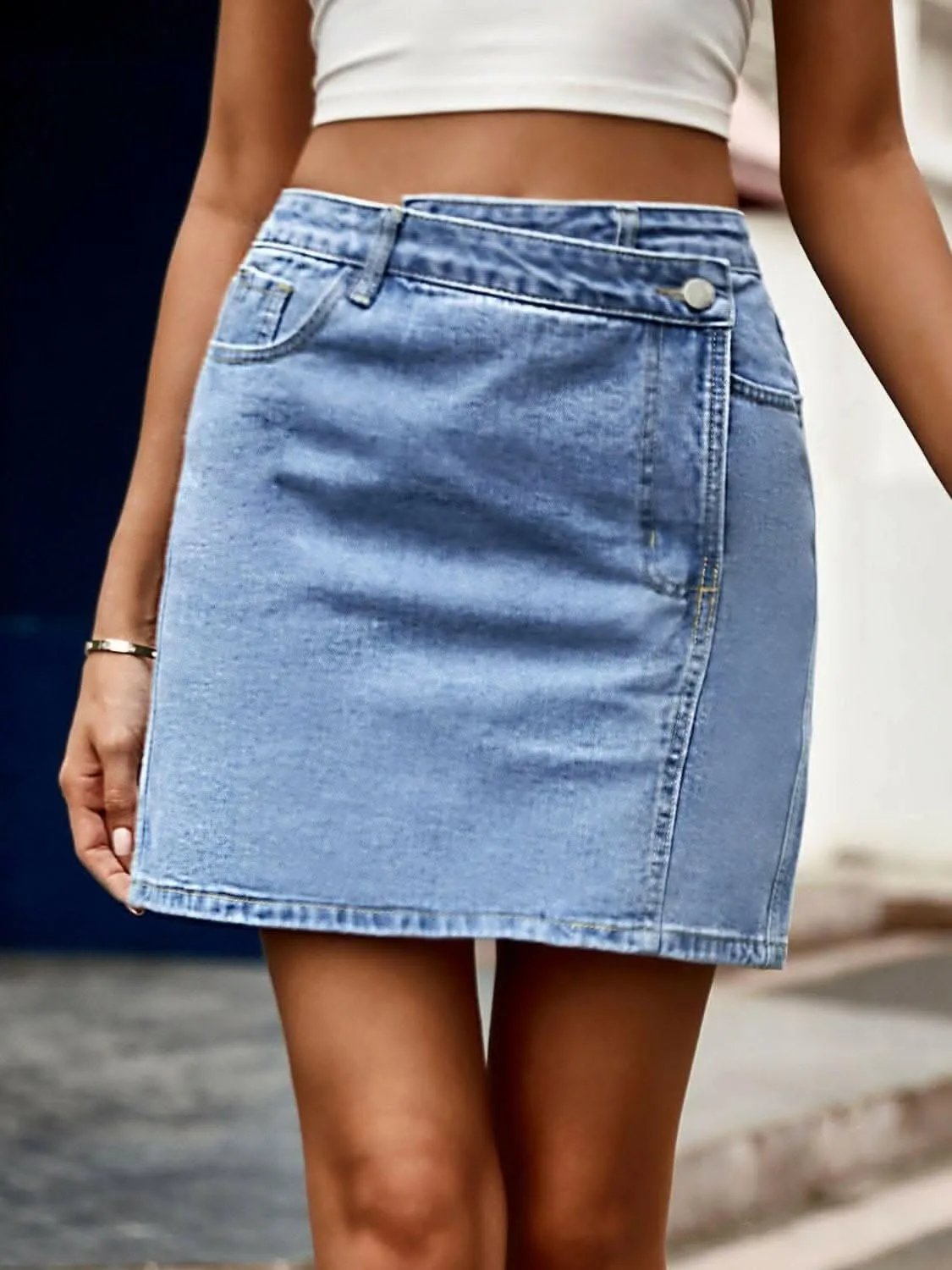 Chic high-waisted denim skirt
